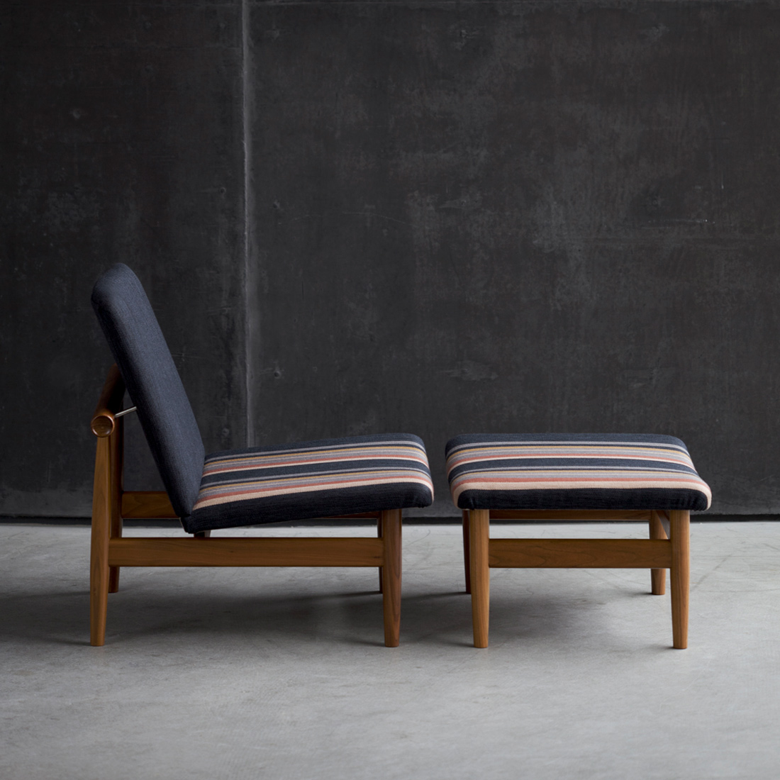 >空間に余白を生む軽やかなデザイン、ジャパンフットスツール