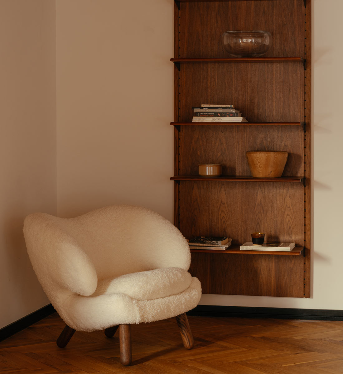 フィン・ユールが描いた浮遊する美学