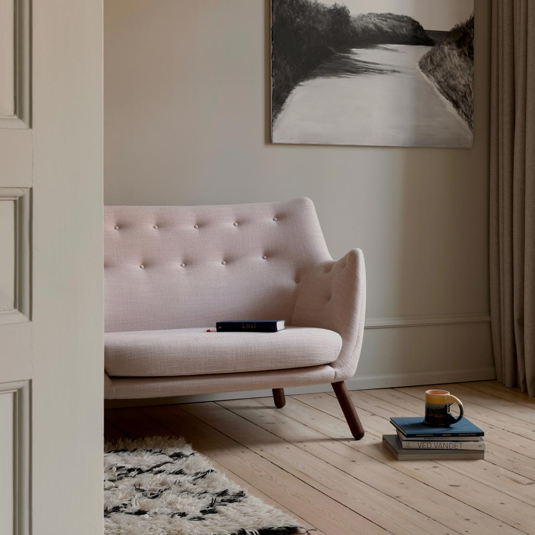 美しく芸術的で丸みを帯びた外観のポエトソファ