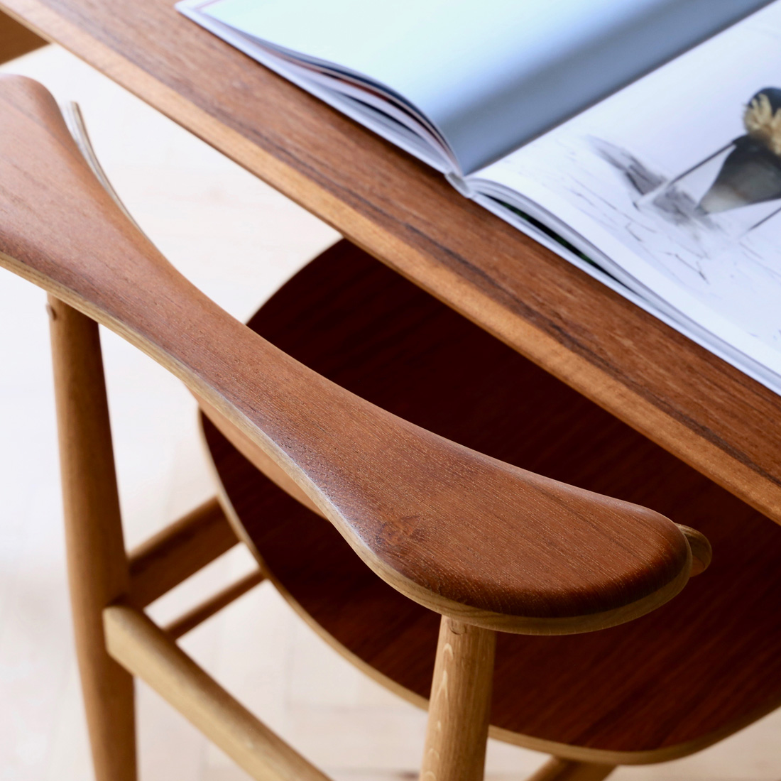 シンプルでありながら実用的で美しいリーディングチェア