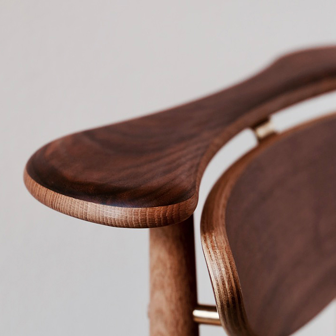 シンプルでありながら実用的で美しいリーディングチェア