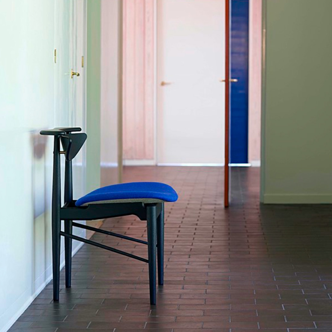 シンプルでありながら実用的で美しいリーディングチェア