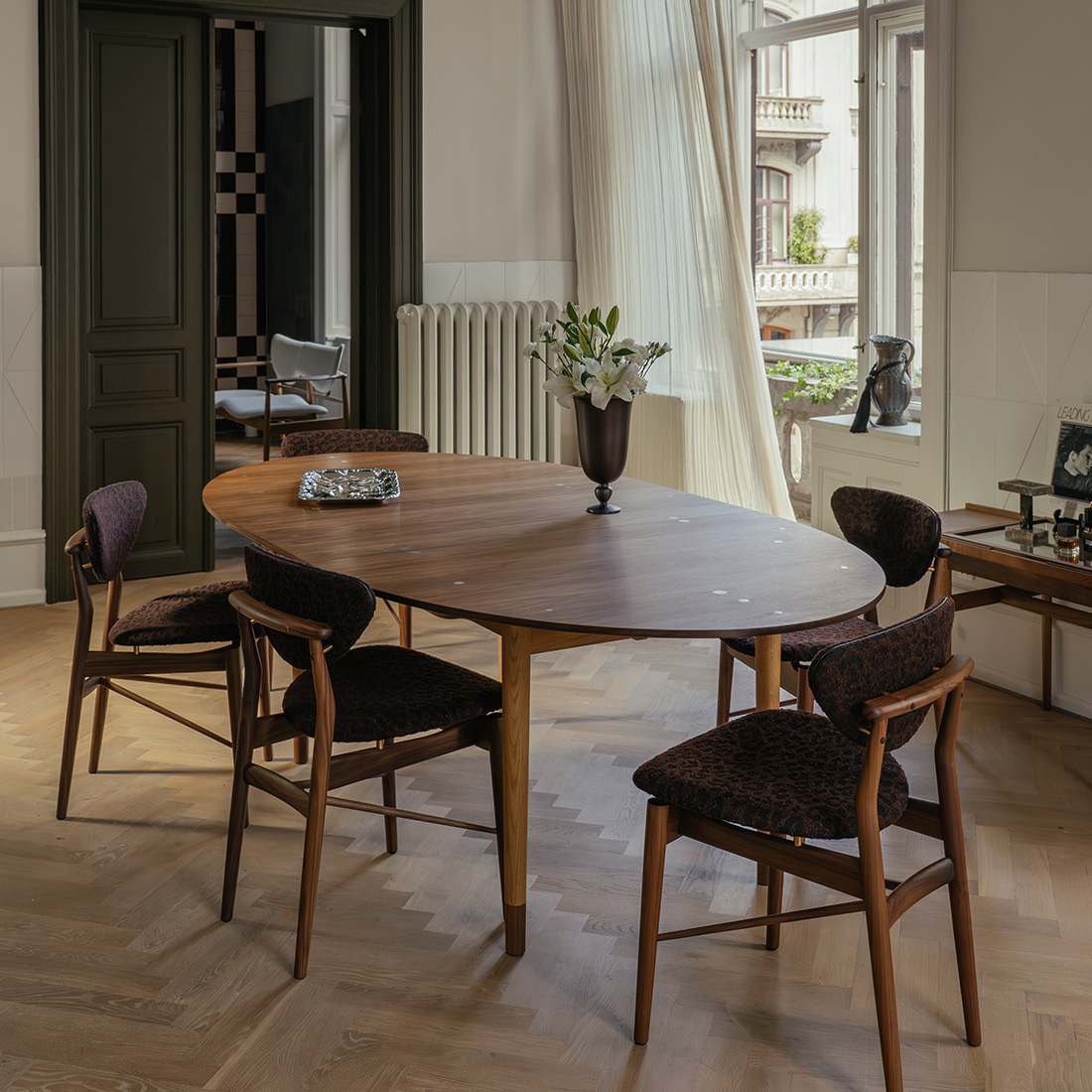 スモールシルバーテーブルのあるダイニング