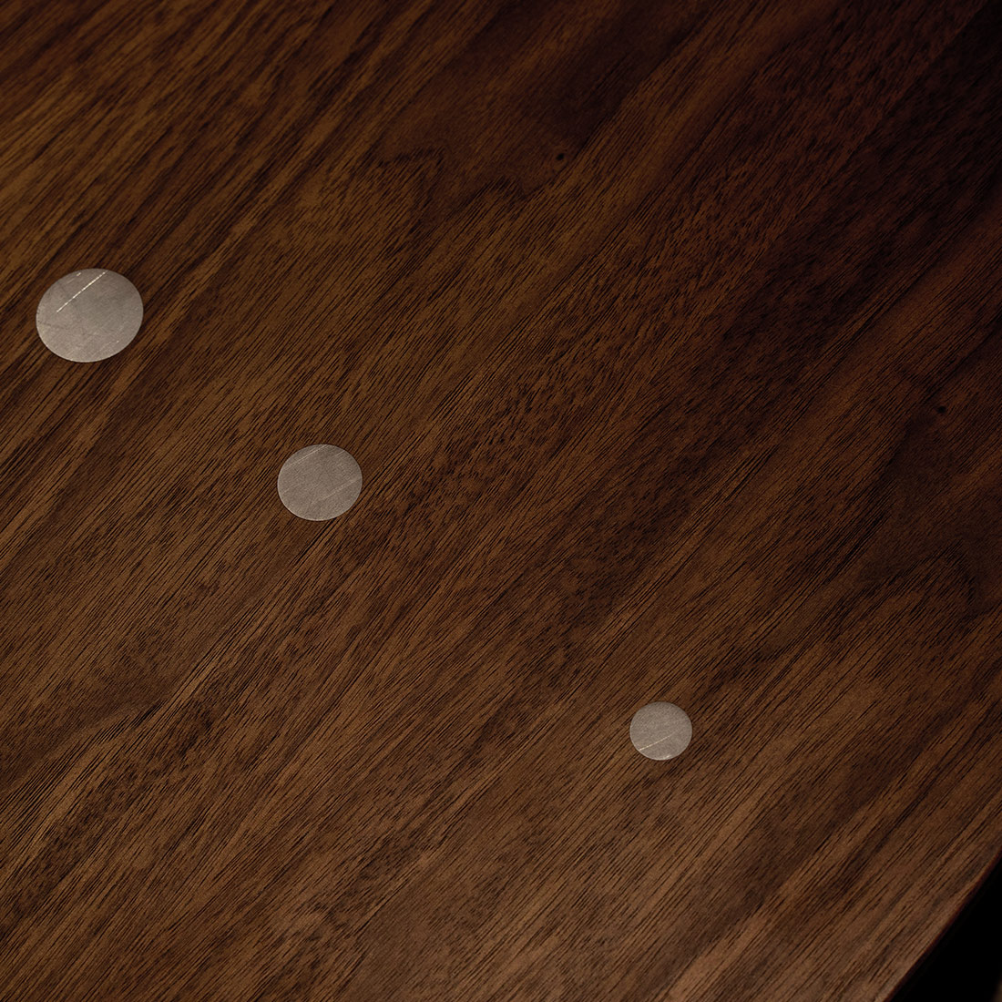 純銀を滑らかに埋め込む伝統技法「象嵌（インレイ）」