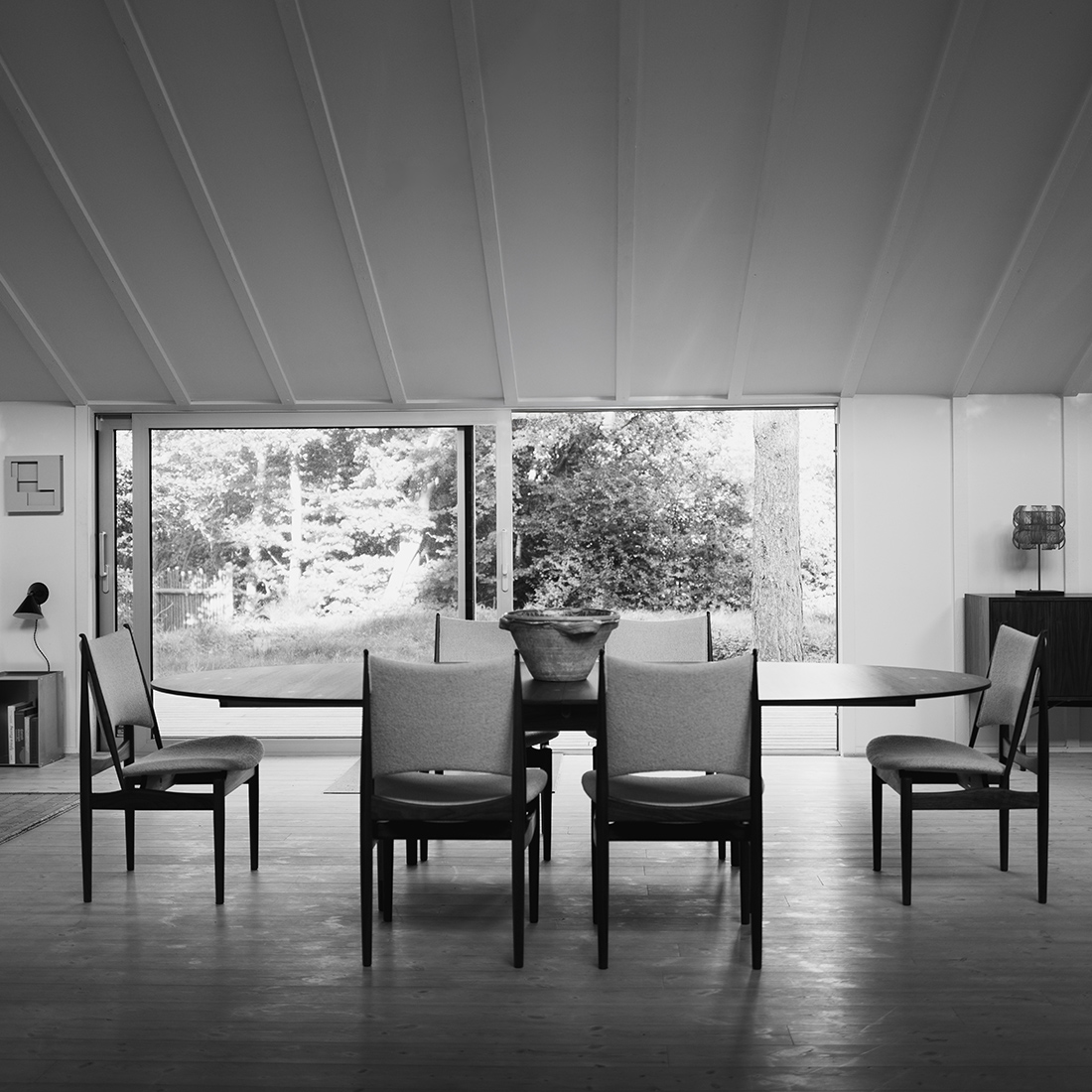 スモールシルバーテーブルのあるダイニング