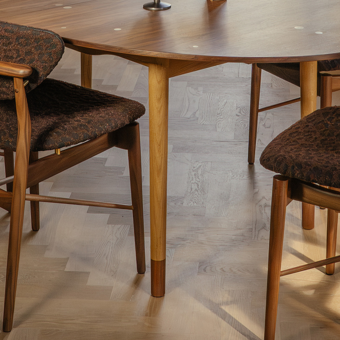 スモールシルバーテーブルの脚部