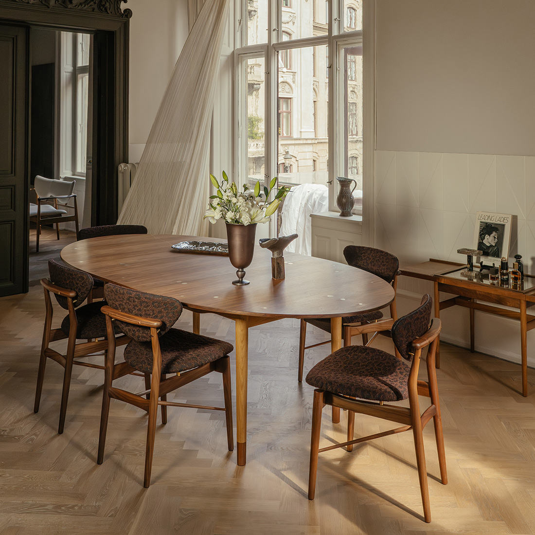 スモールシルバーテーブルのあるダイニング