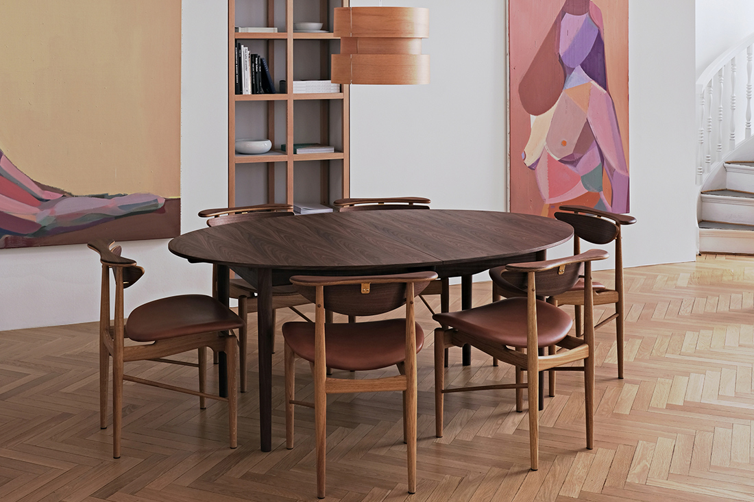 スモールシルバーテーブルのあるダイニング