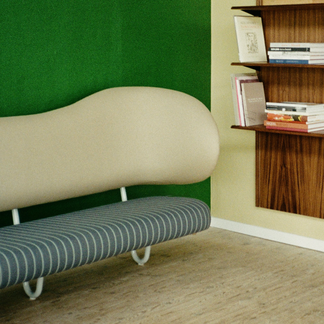 ウォールソファオーベルタンのインテリア