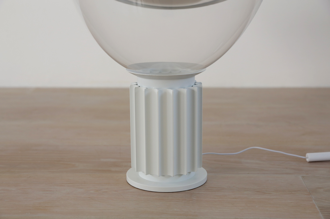 TACCIA（タッチア）の重厚な台座