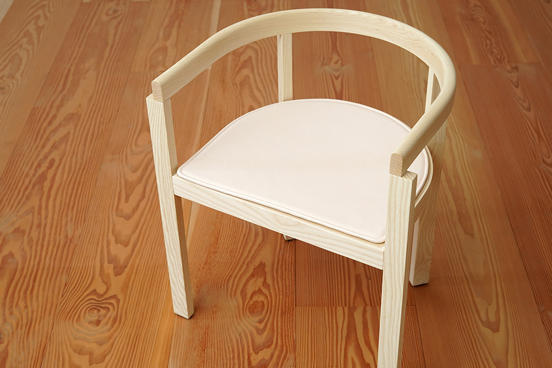 専用のナチュラルレザーシート