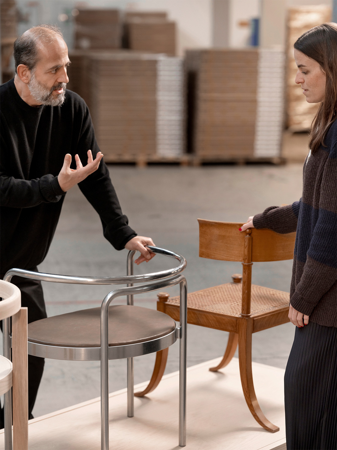 アナスタシアデスがPK12やフォーボーチェアを見ている姿