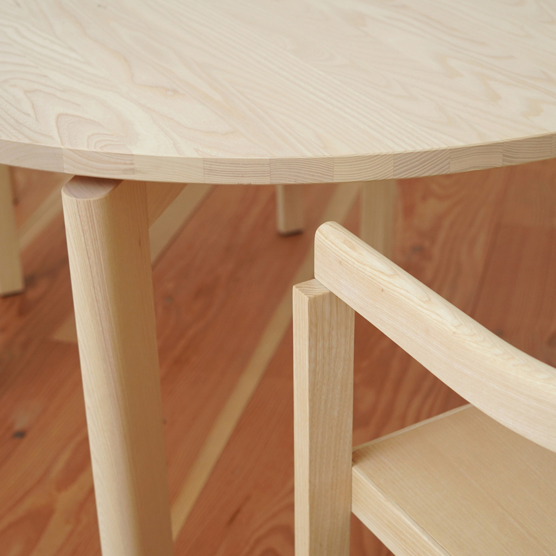 「AFTER」テーブルの楕円形の脚