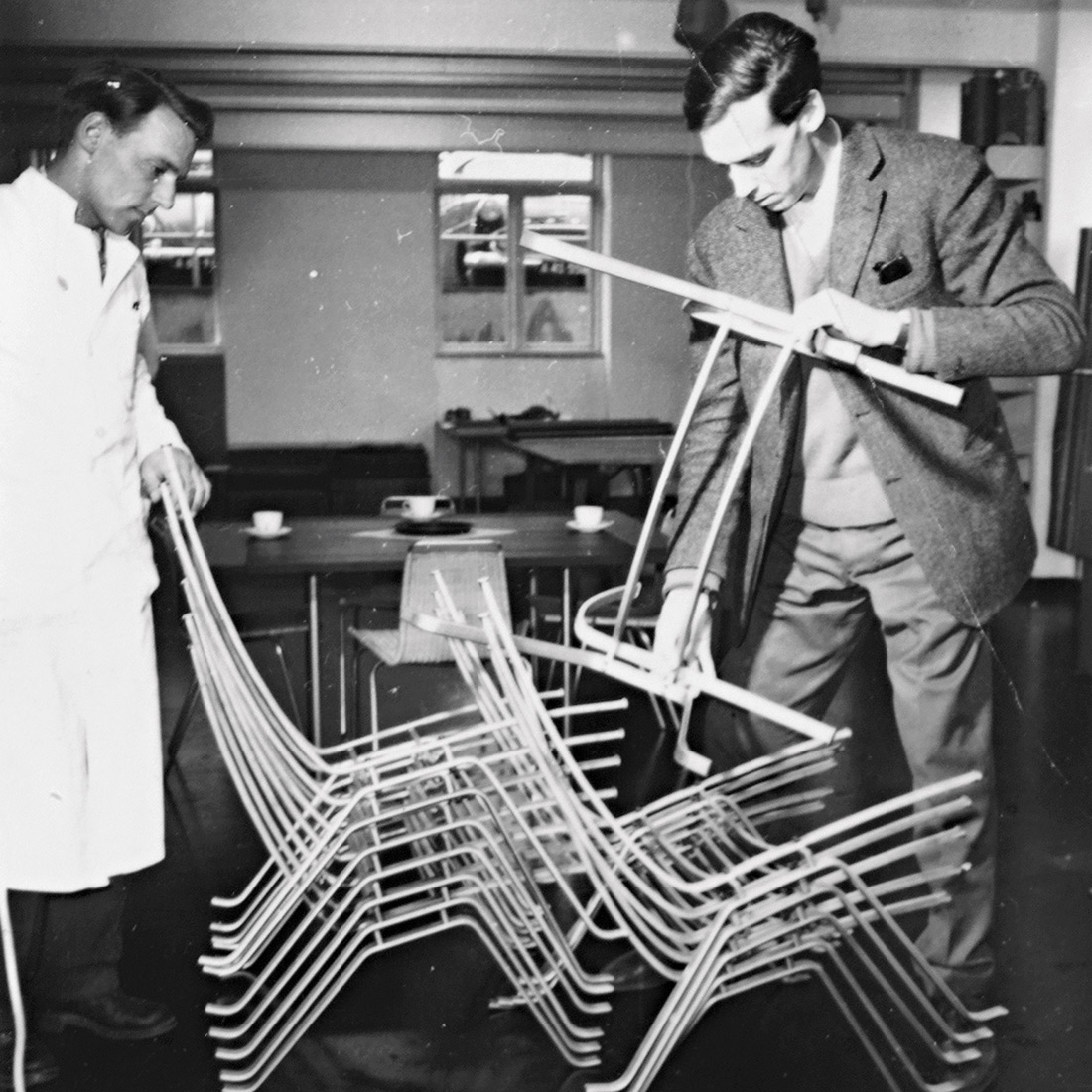 PK22のフレームを見つめるポール・ケアホルム