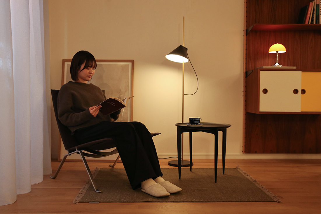 PK22に座って読書をする女性