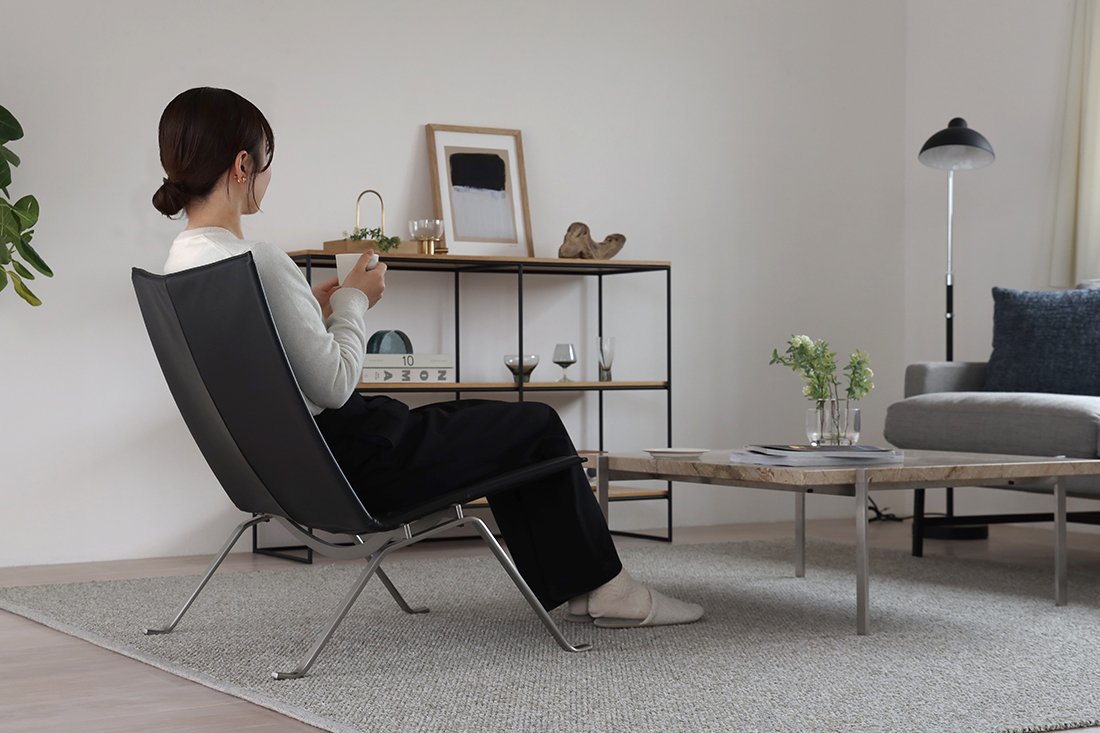 PK22に座ってくつろぐ女性