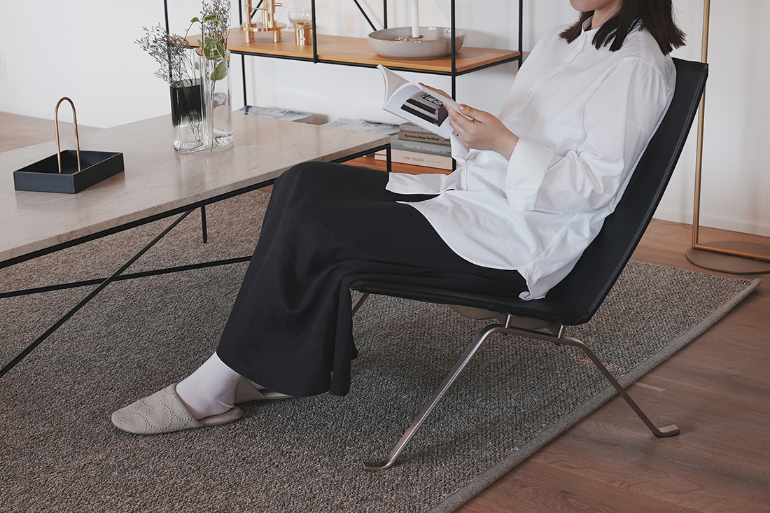 PK22に座って読書をする女性