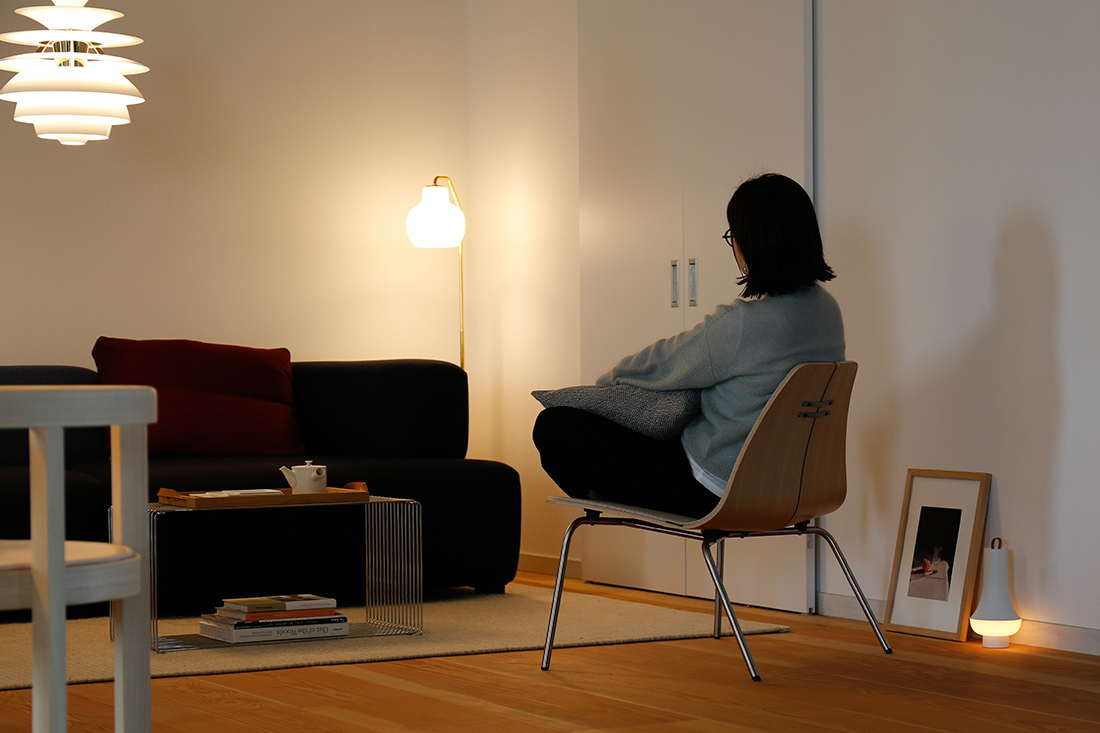 リビングのPK23に座っている女性