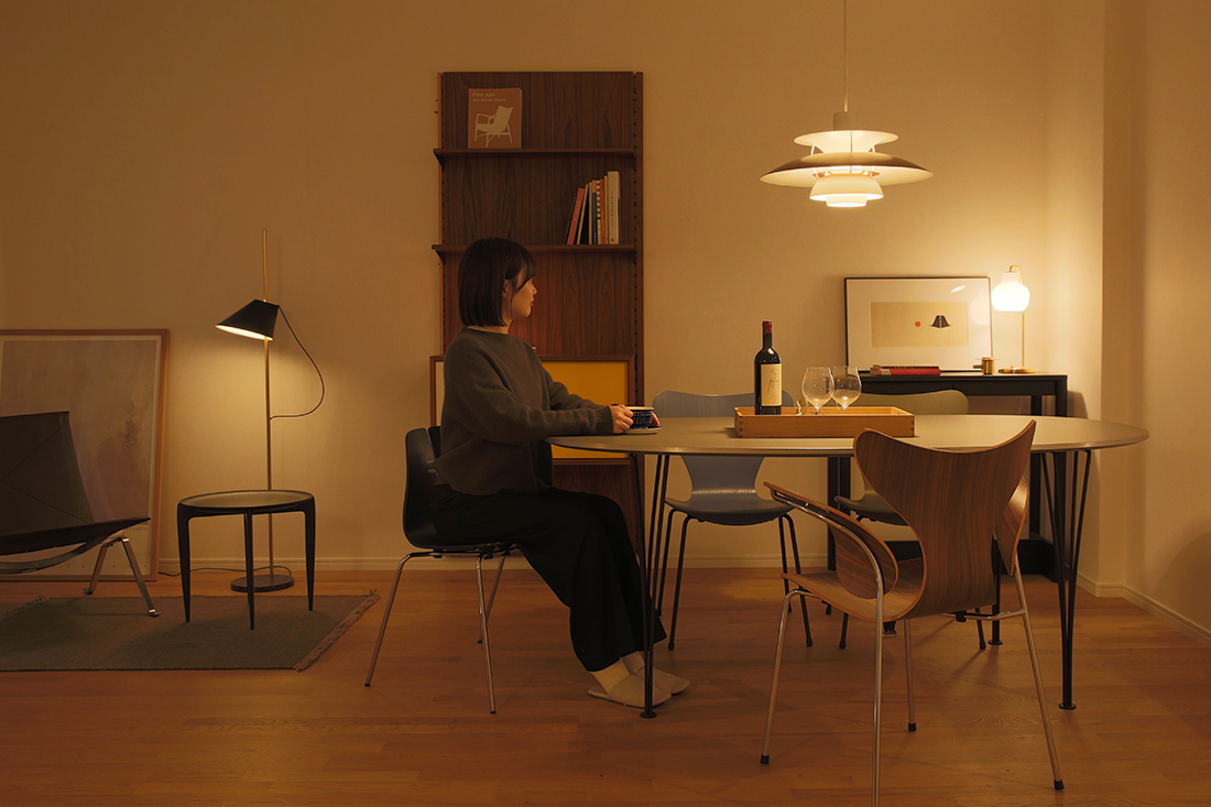 夜のダイニングシーン