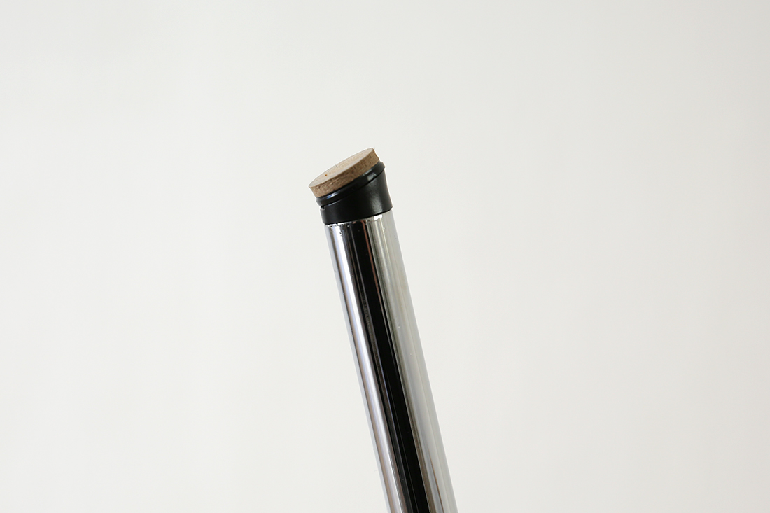 スチールベースの脚先