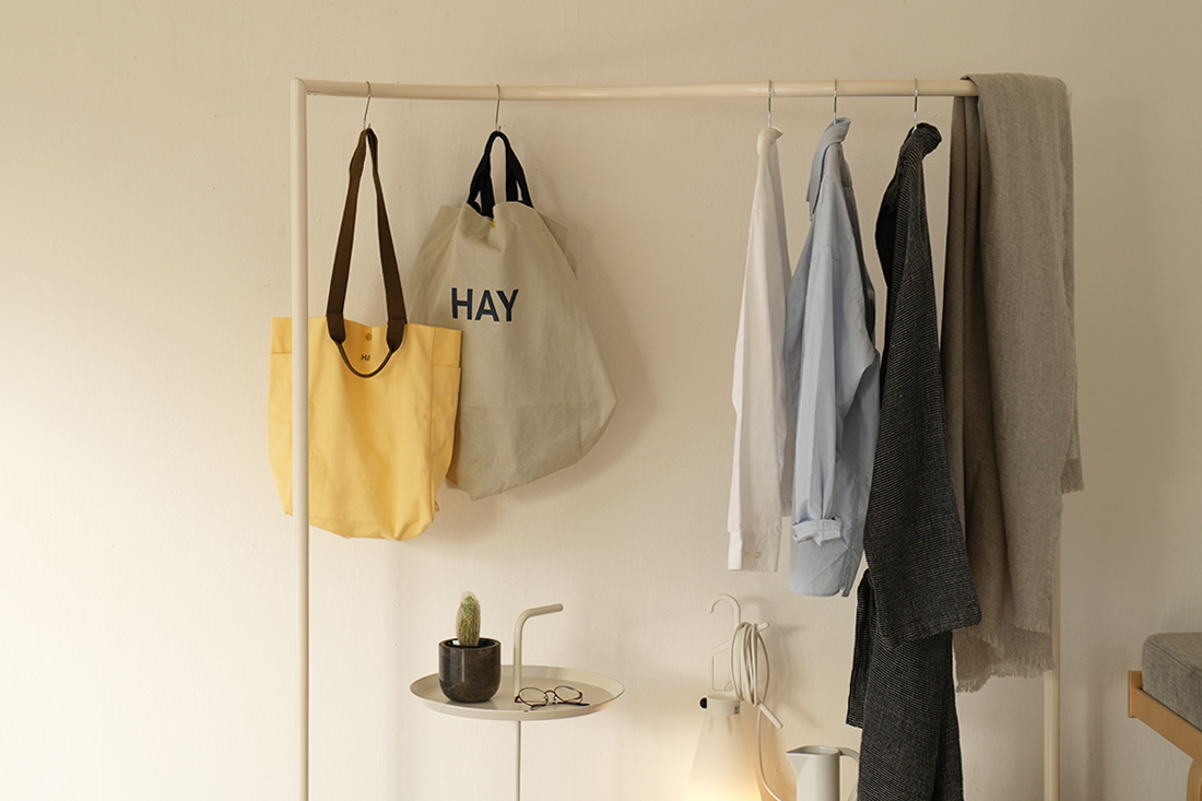 洋服やバッグを飾ったCOLOUR RACK-S SHAPE