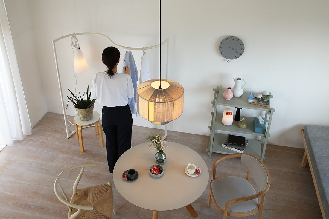 COLOUR RACK-S SHAPEを部屋の隅に配置した様子