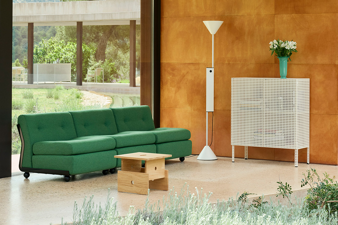 パーフォレイテッドキャビネットフロア リビングスタイリング