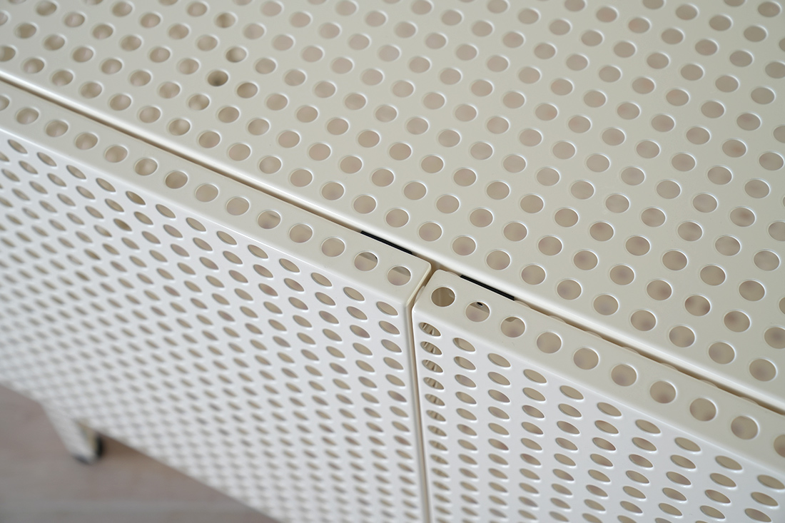 パーフォレイテッドキャビネットフロア アップ