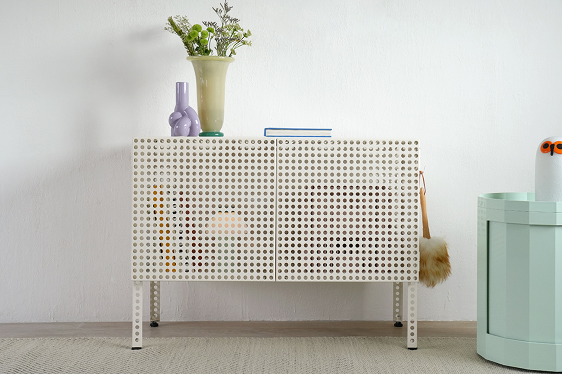 扉閉めたパーフォレイテッドキャビネットフロア