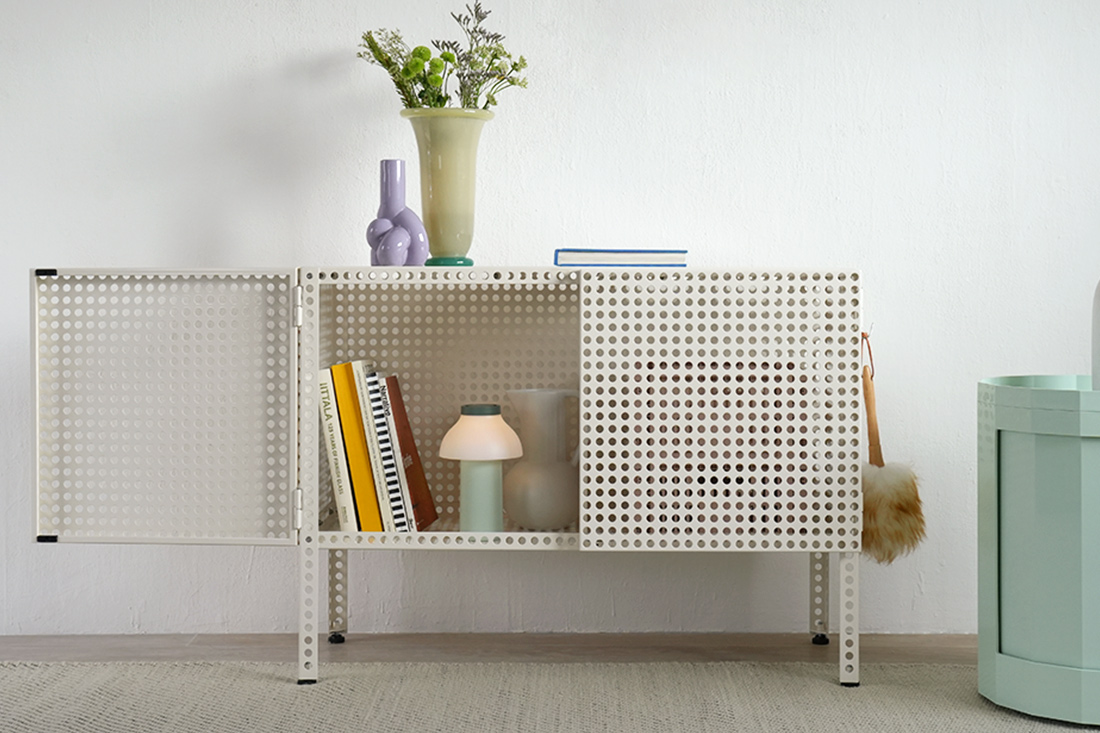 扉を開いたパーフォレイテッドキャビネットフロア