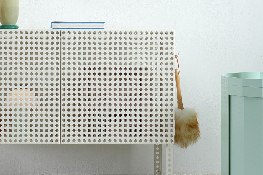 パーフォレイテッドキャビネットフロア フック使用例