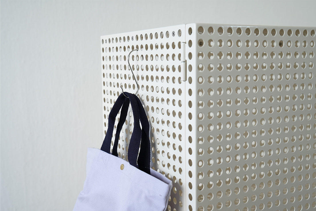 パーフォレイテッドキャビネットフロア フック使用例