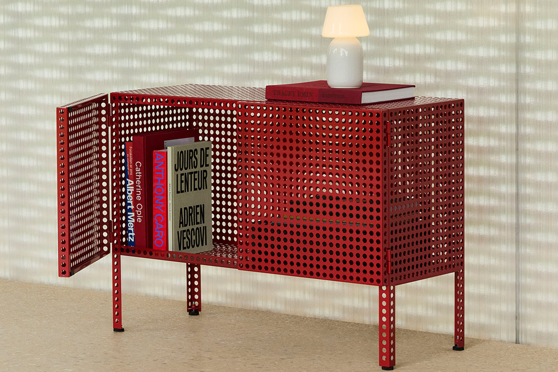 パーフォレイテッドキャビネット レッド