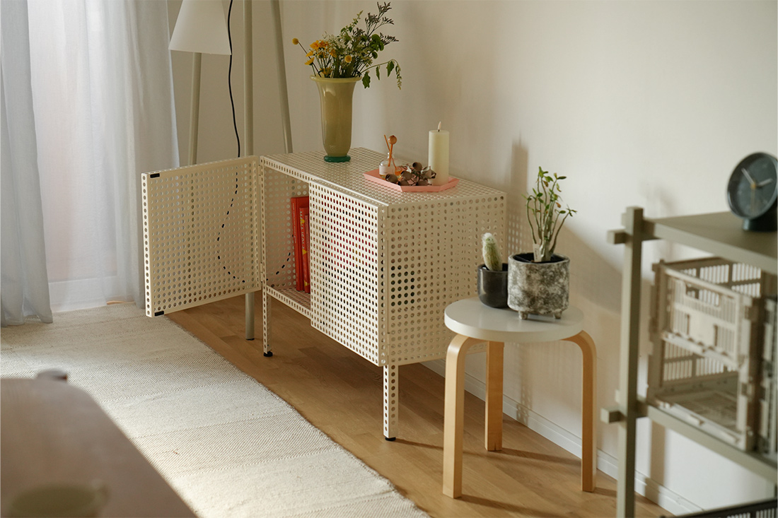 パーフォレイテッドキャビネット リビングスタイリング