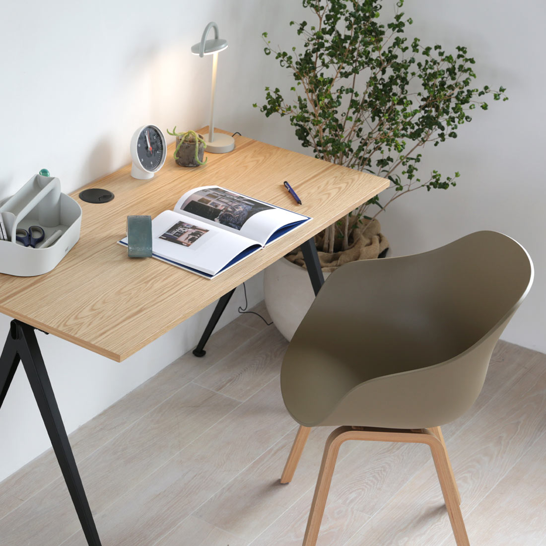 PYRAMID DESK HAY（ヘイ）│正規販売店 CONNECT