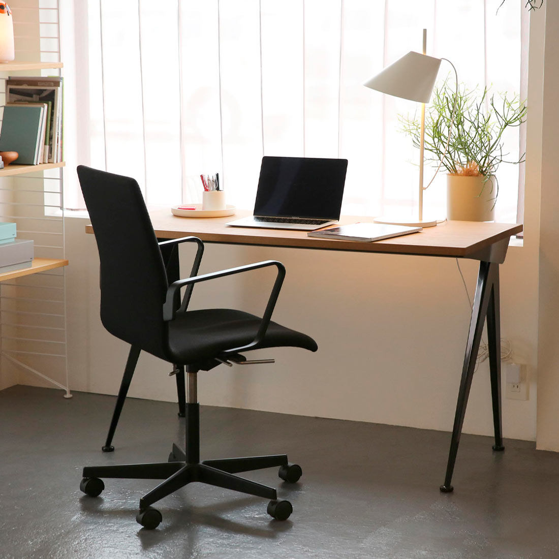 PYRAMID DESK HAY（ヘイ）│正規販売店 CONNECT