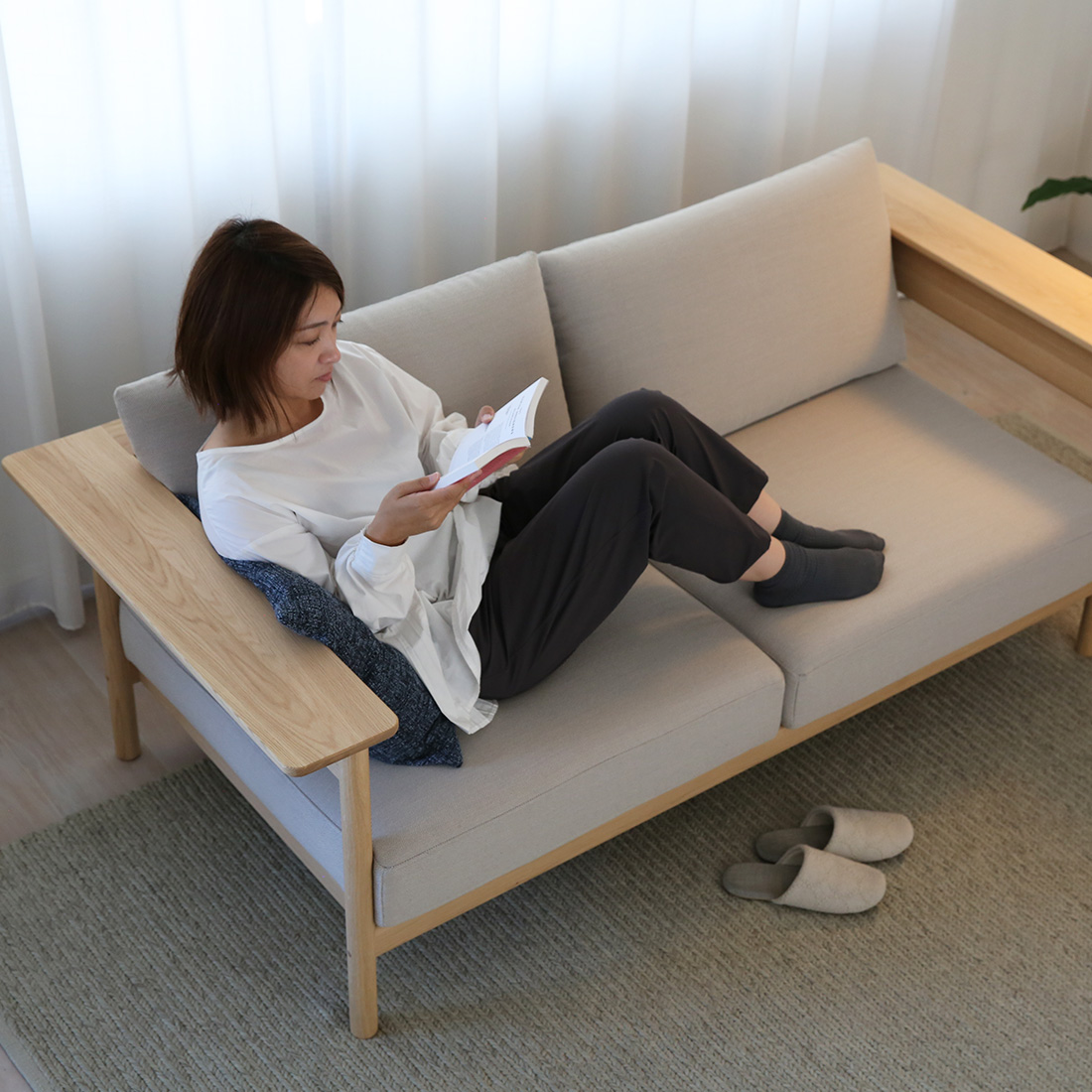 N-S01 ソファで読書する女性