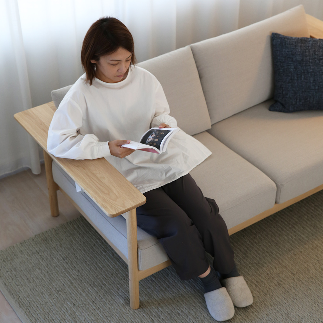 N-S01 ソファで読書する女性