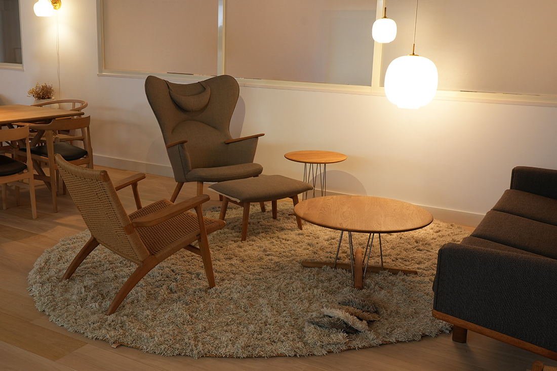 オーレグラスとラウンジチェアとソファ