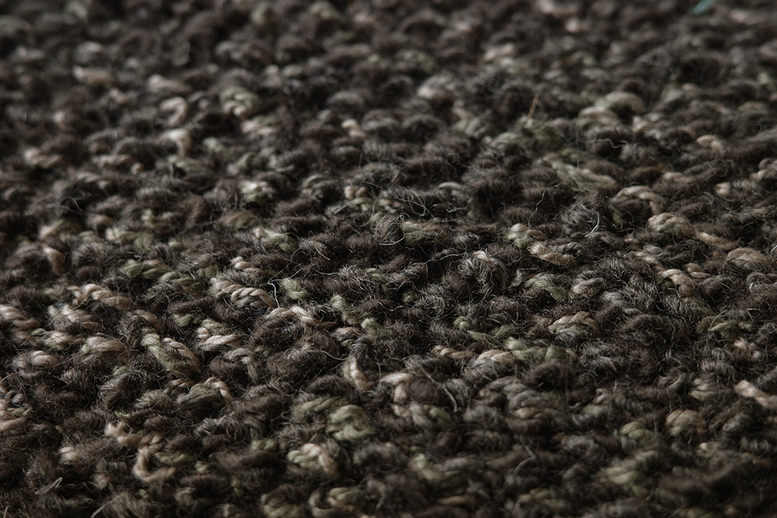 エステル スモーキーブラウン ラグの生地アップ