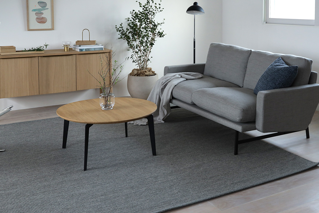 ハーパー グレー ラグとソファのリビングスタイリング