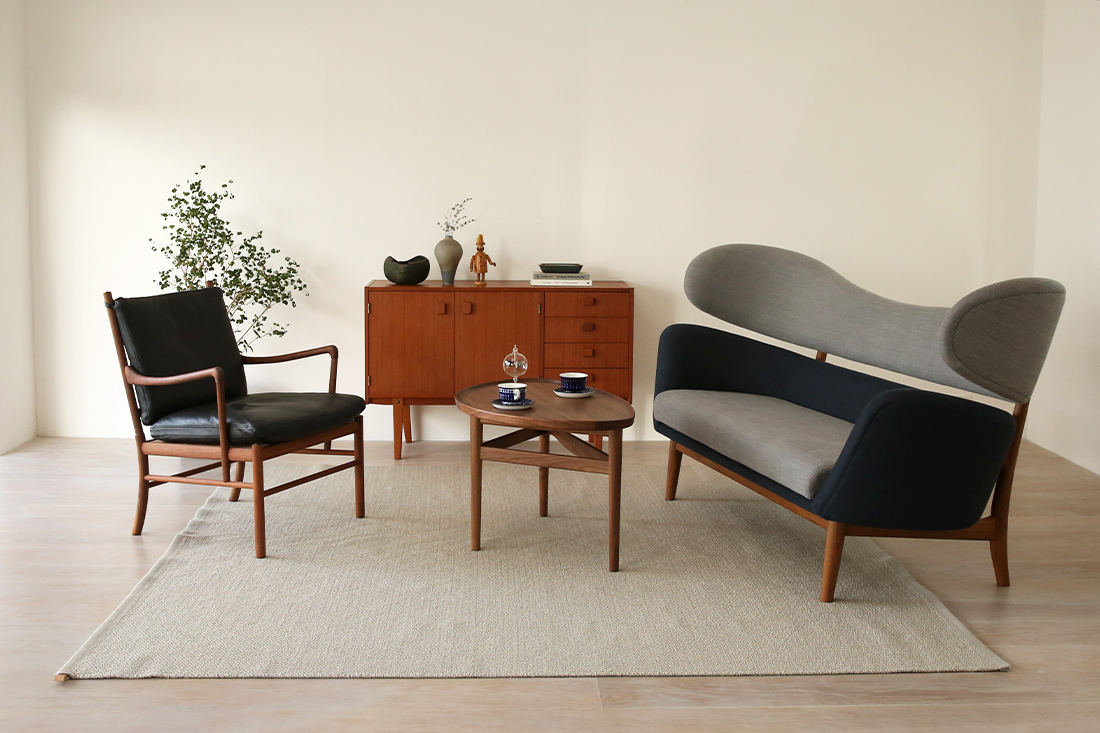 コーンラグとベイカーソファとコロニアルチェア