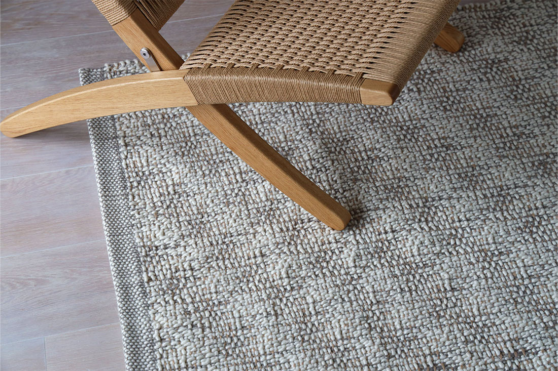 テクニカラーフロックラグとデスク