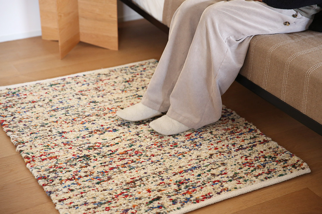 ベッドサイドで使用するテクニカラーフロックラグ