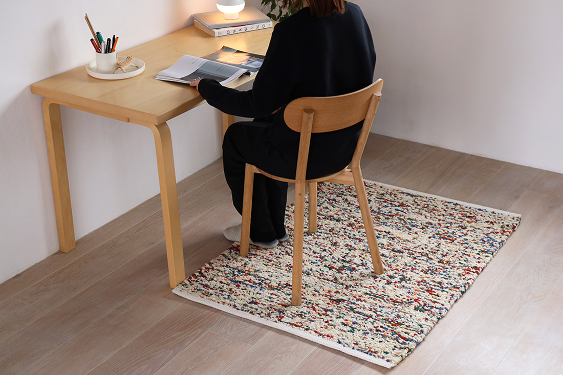 テクニカラーフロックラグとデスク