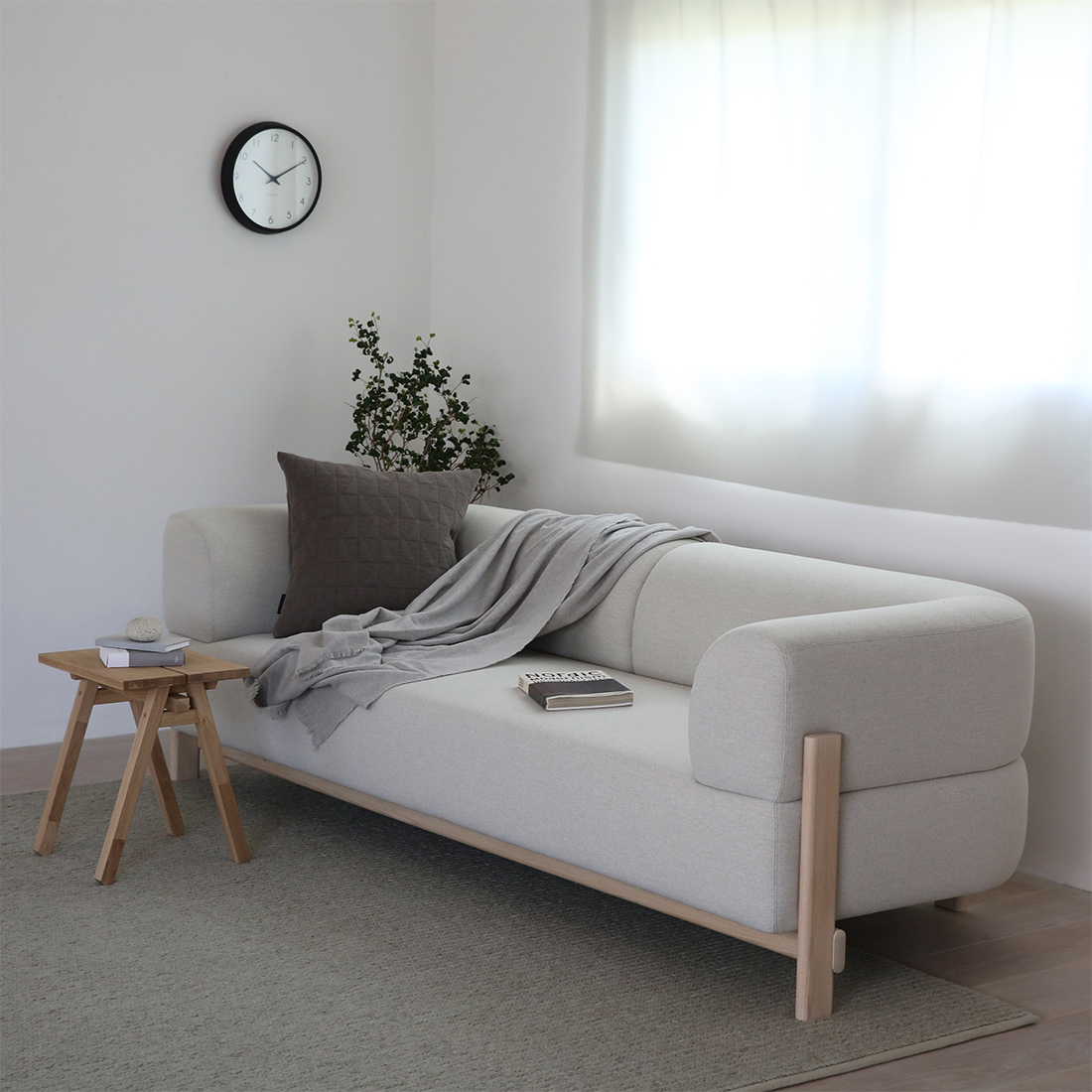 クヴァドラ アラム ラグとソファのリビングスタイリング