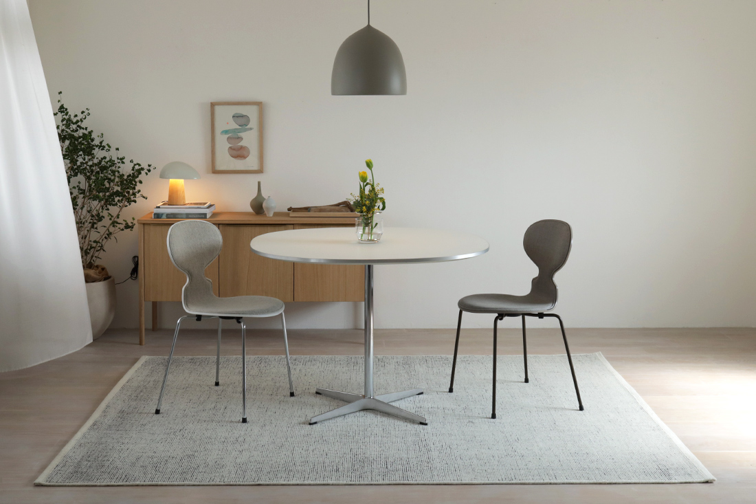 クヴァドラ カノン 180×240cm ホワイト ラグのダイニングスタイリング