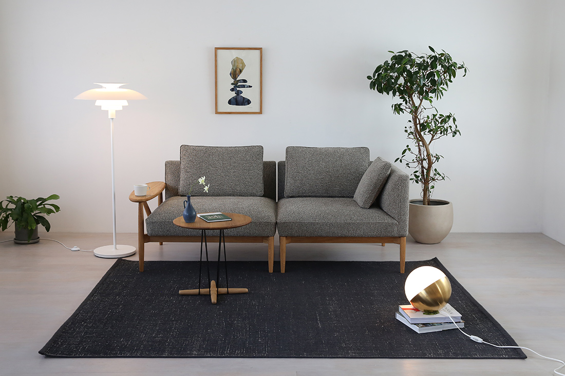 クヴァドラ カノン 180×240cm ブラック ラグのリビングスタイリング