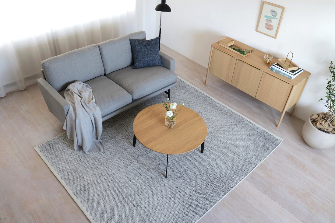 クヴァドラ カノン 180×240cm ホワイト ラグのリビングスタイリング