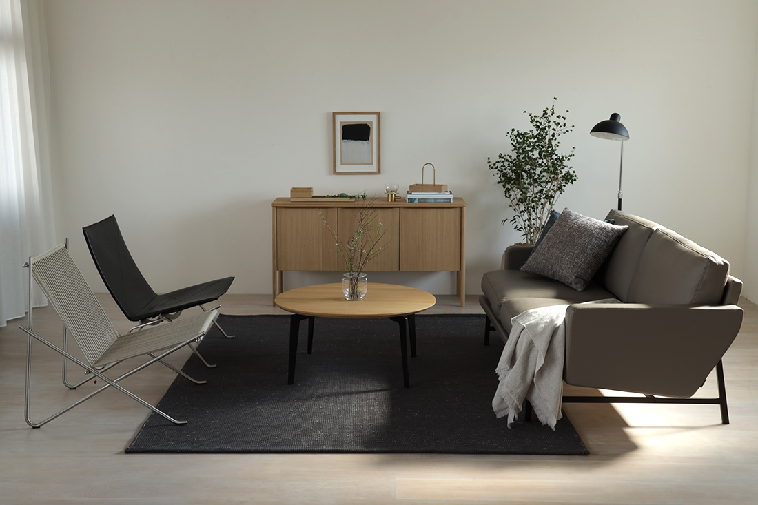 クヴァドラ カノン 180×240cm ブラック ラグのリビングスタイリング